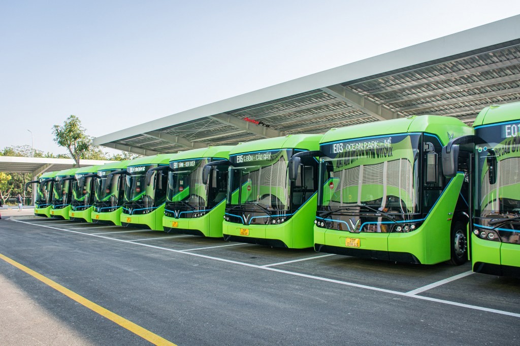 Xe buýt điện VinBus tham gia giao thông công cộng tại Hà Nội