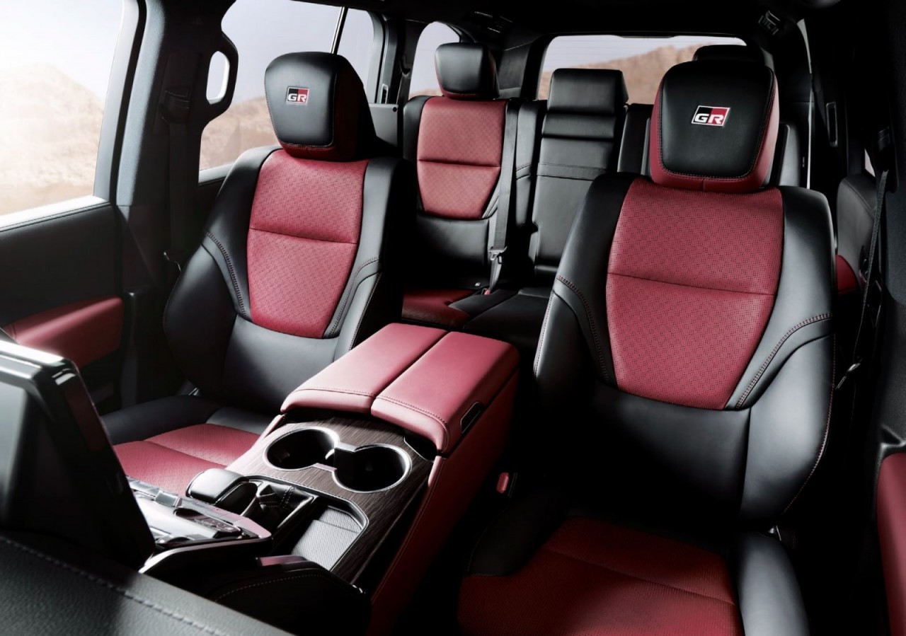 Cận cảnh Toyota Land Cruiser GR Sport vừa được ra mắt