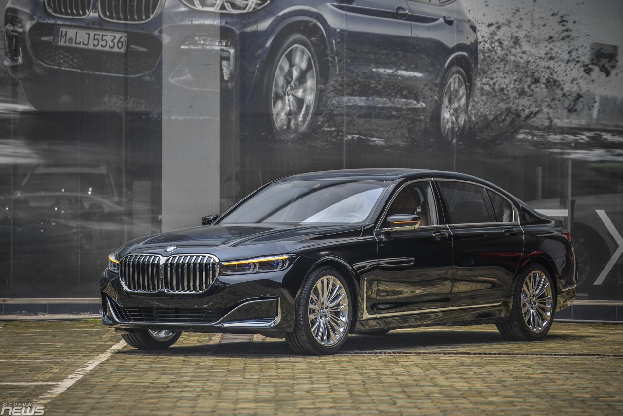 BMW 7-Series giảm giá 'khủng' lên đến gần 600 triệu đồng