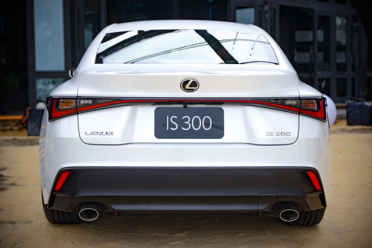 Xe ra mắt đầu tiên năm 2021: Lexus IS, 3 phiên bản, giá từ 2,1 tỷ đồng