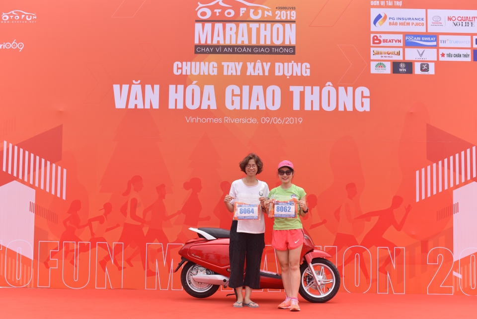 van dong vien otofun marathon 2019 no nuc den nhan race kit truoc giai chay